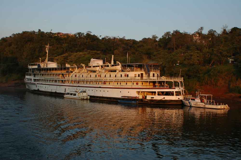 Argentina 007 - Iguazu - rio Iguazu - barco anclado.jpg